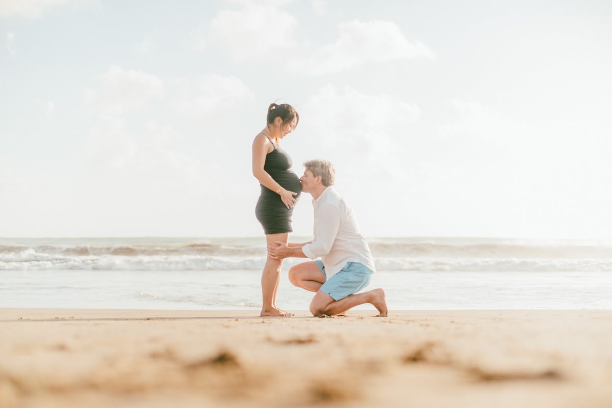 beach maternity photography when daddy kiss mom's belly