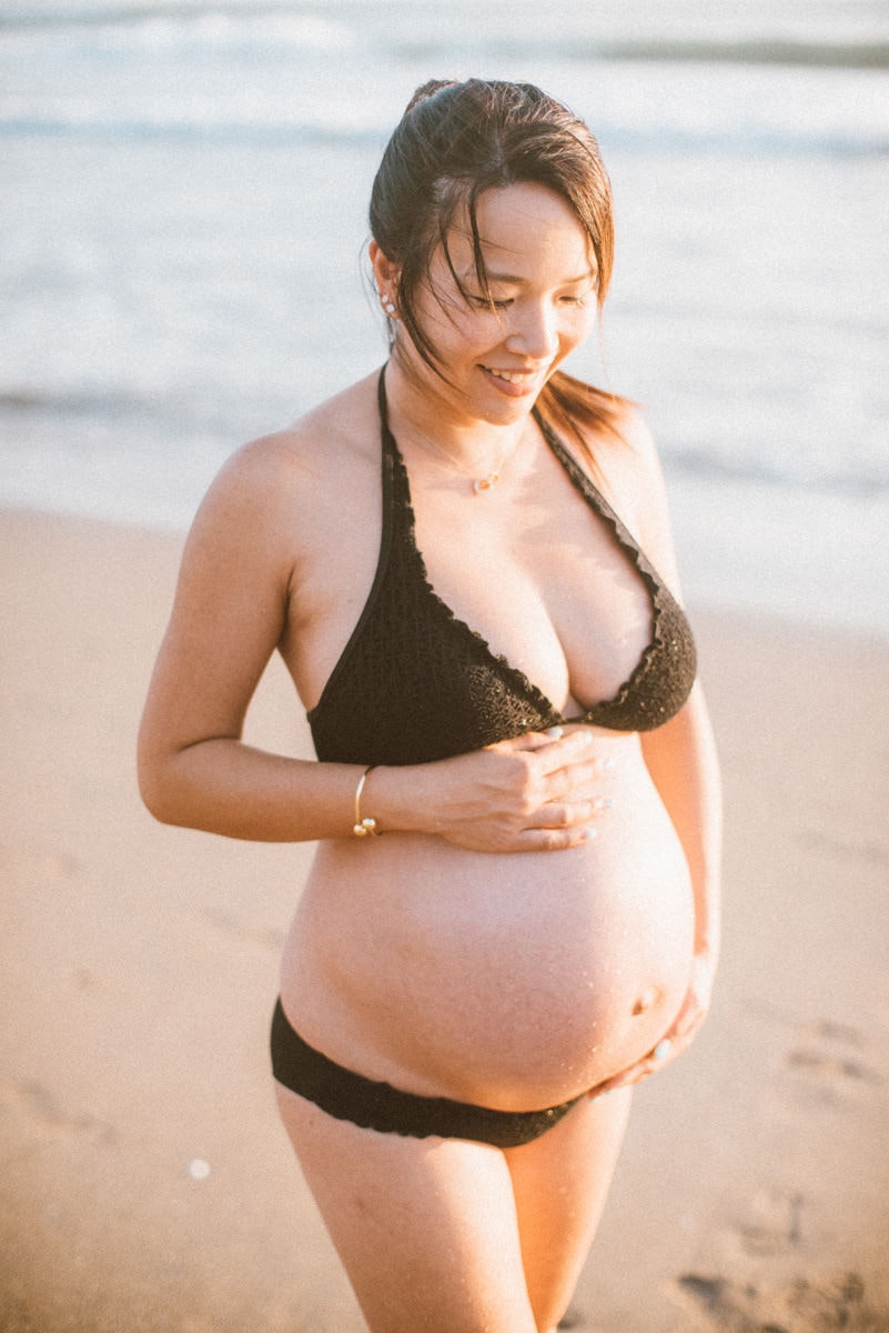 beach maternity photography portrait of sexy mom with bikini