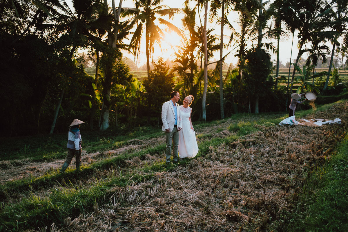 The bride and groom photoshoot in the rice field 