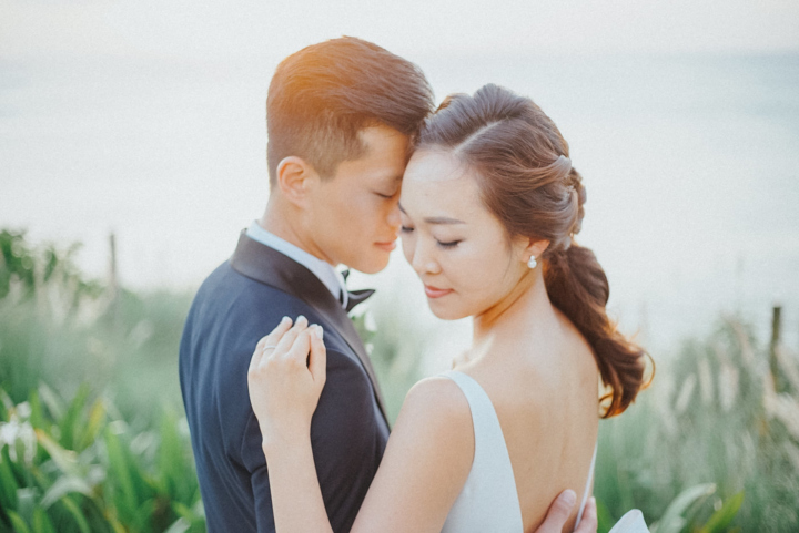wedding portrait at sunset time at ayana resort bali by Bali wedding photographer