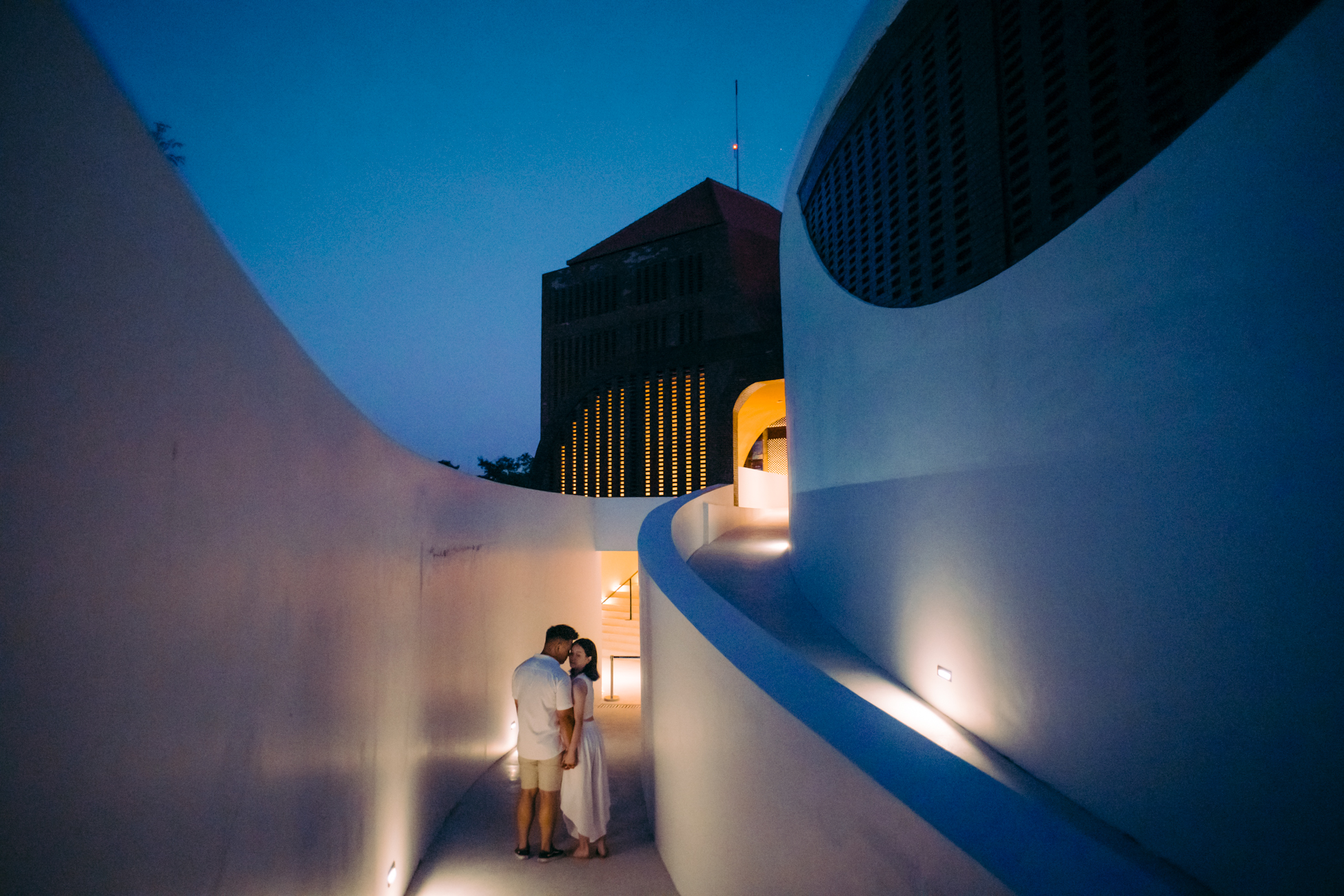 Romantic wedding proposal ideas in Cafe del Mar Bali at the lobby entrance