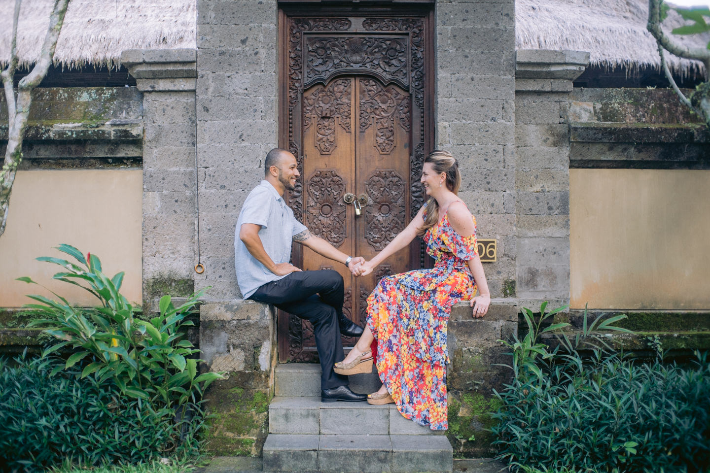 Manuella and Philipe holding hand in front of the villa's door