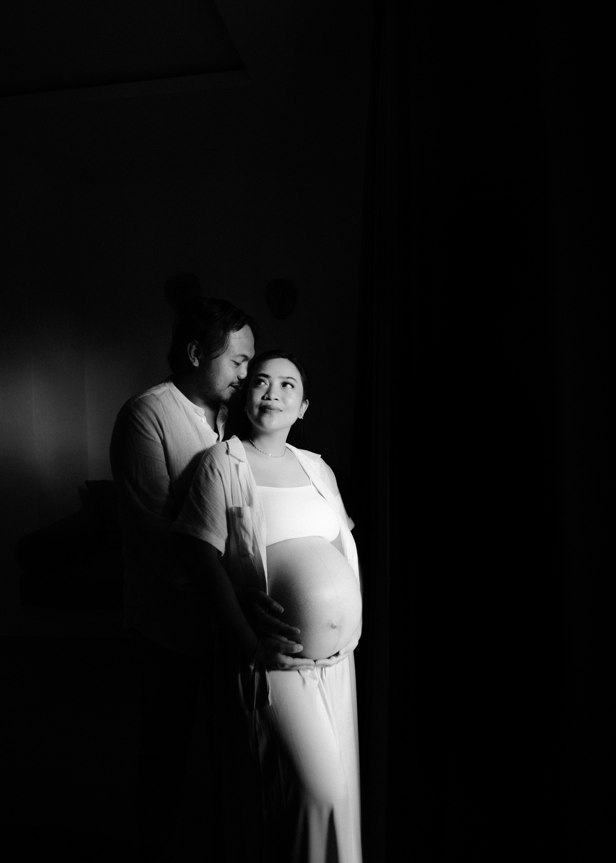 Maternity photography in black and white