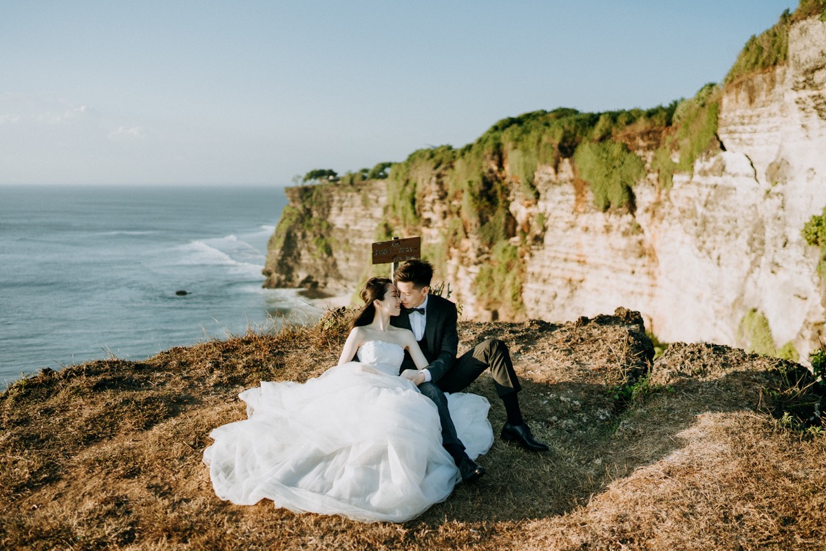 Uluwatu cliff honeymoon wedding destination